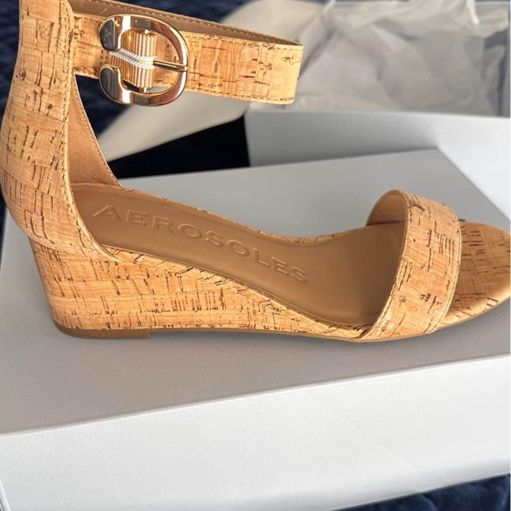 Willis Cork
Comfortable Women's Ankle Strap Mid Wedge Sandal i